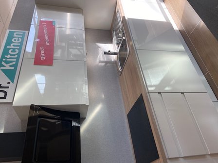 Rechte greeploze showroom keuken 380cm breed incl inbouw apparatuur en reeds gemonteerd