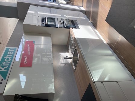 Rechte greeploze showroom keuken 380cm breed incl inbouw apparatuur en reeds gemonteerd