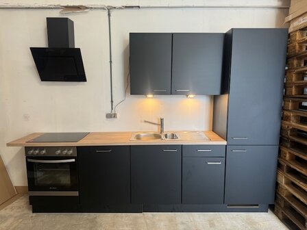 Showmodel zwarte hoek keuken 180cm +  240cm met inbouw apparatuur per direct leverbaar NEW-5550