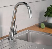 PISA ééngreepsmengkraan keuken met ronde uitloop, chroom elegante kraan met hoge ronde uitloop en draaibereik 150° keramische schijven geluidsarme, verwisselbare 25 mm cartouche mousseur CASCA
