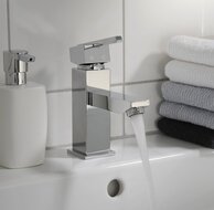 FROG ééngreepsmengkraan wastafel, chroom keramische schijven geluidsarme, verwisselbare 35 mm-cartouche flexibele metalen aansluitslangen 350 mm volgens DVGW/KTW-A 1 ¼" metalen-afvoerplug gro