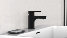 DENVER ééngreepsmengkraan wastafel, zwart mat keramische schijven geluidsarme, verwisselbare 35 mm-cartouche flexibele metalen aansluitslangen, 400 mm, volgens DVGW/KTW-A 1 ¼" (Ø ca. 4 cm) Pu