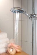 TROPIC wellness handdouche, 5 functies, chroom antikalk nozzles 5 functies selecteerbaar douchekop: Ø ca. 14 cm 100 nozzles ½" (Ø ca. 1,9 cm) verbinding voor doucheslang garantie: 3 jaar